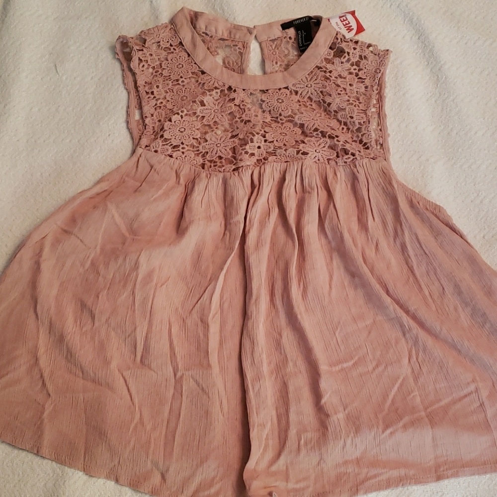 Sleeveless pink lace shirt